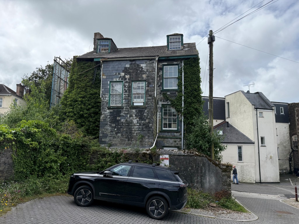 Lot: 45 - FREEHOLD MIXED COMMERCIAL/RESIDENTIAL INVESTMENT PLUS LAND WITH LAPSED PLANNING - Rear elevation